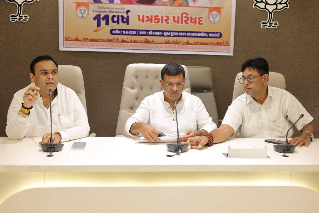 તા.૧૮-૦૬-૨૦૨૫ ના રોજ આગામી કાર્યક્રમો સંદર્ભે સુરત જિલ્લા ભાજપ મધ્યસ્થ કાર્યાલય બારડોલી ખાતે એક મહત્વપૂર્ણ બેઠક યોજાઈ હતી. જેમાં સુરત જિલ્લા ભારતીય જનતા પાર્ટીના પ્રમુખ શ્રી ભરતભાઈ રાઠોડજી અને મારા સાથી મહામંત્રી શ્રી રાજેશભાઈ પટેલ, અને તમામ મંડળના પ્રમુખ, મહામંત્રીઓ હાજર રહ્યા હતાં.